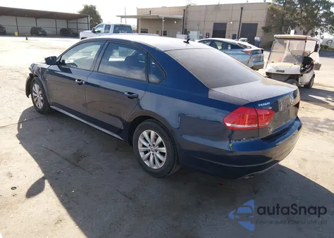 2013 Volkswagen Passat 2.5L S z USA, uszkodzony, nr VIN 1VWAP7A38DC052012